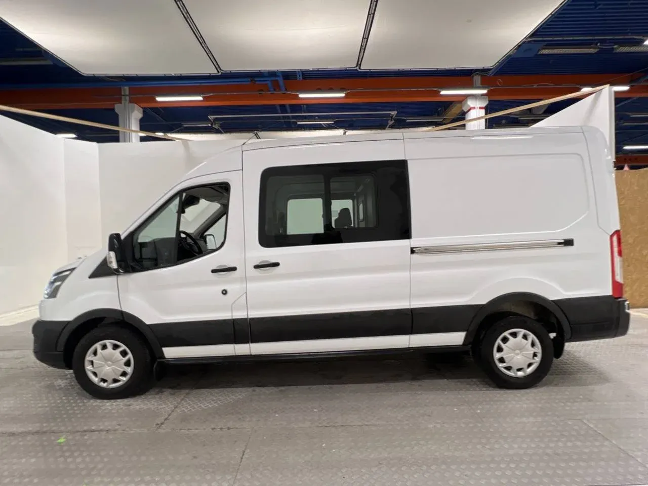 Ford Transit 350 CrewVan L2H2 170hk Värmare Dragkrok Moms Image 1